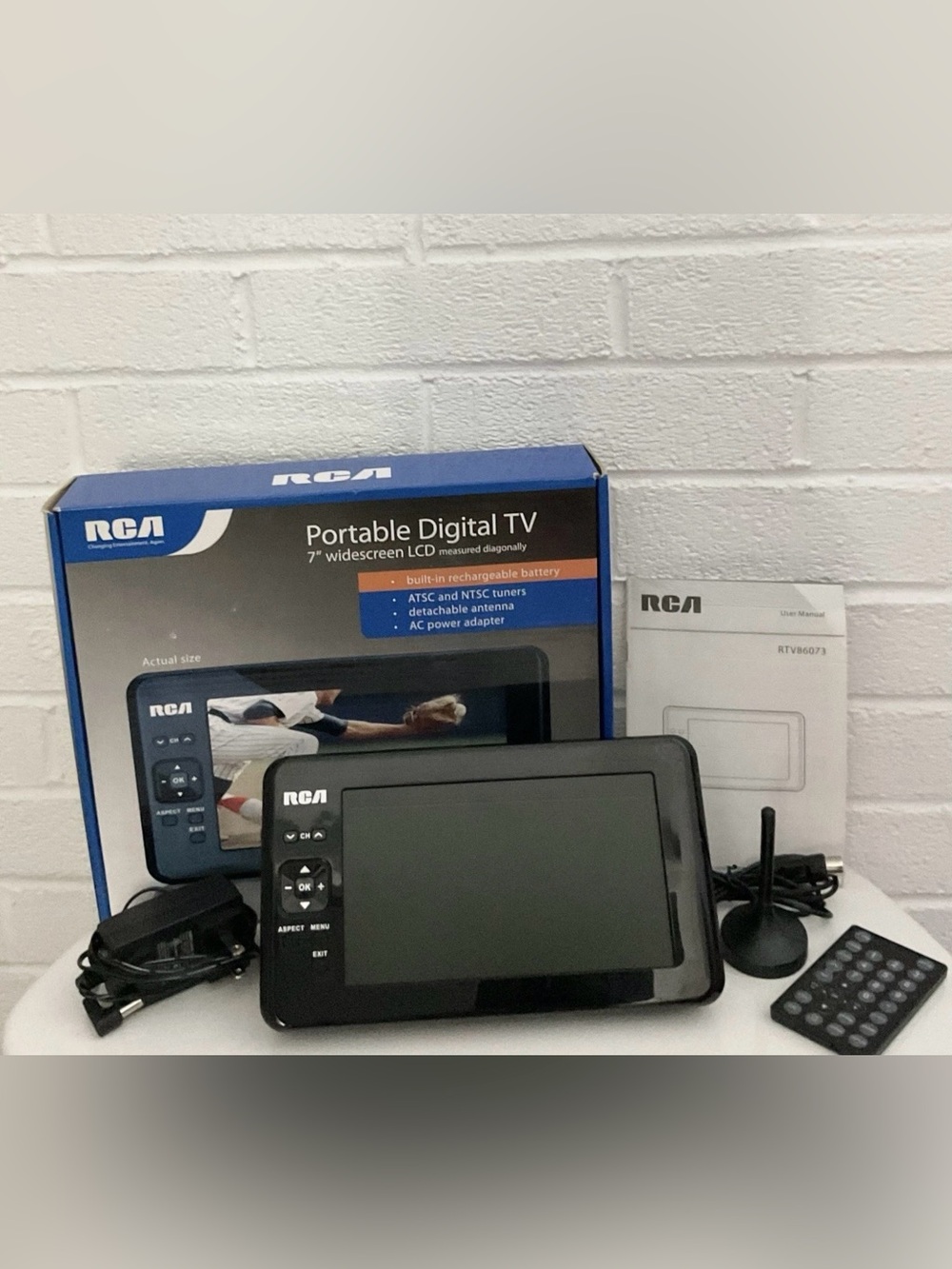 RCA Portable 7" TV Widescreen Remote LCD Complete With Box Tested
